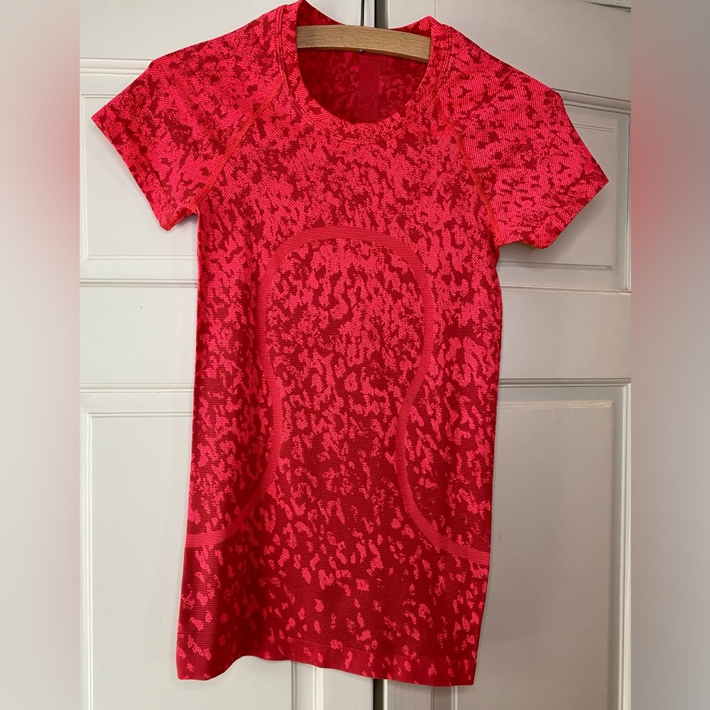 Lululemon Swiftly Tech Shirt Sz 2 Seamless Short Sleeve Slim Fit Red Print NWOT
